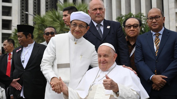 papa junto nasaruddin umarde en mezquita