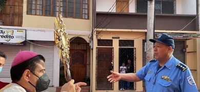 monsenor rolando alvarez ora ante policia