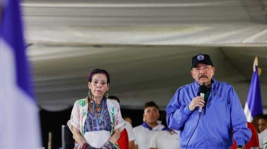 daniel ortega con chaqueta color azul