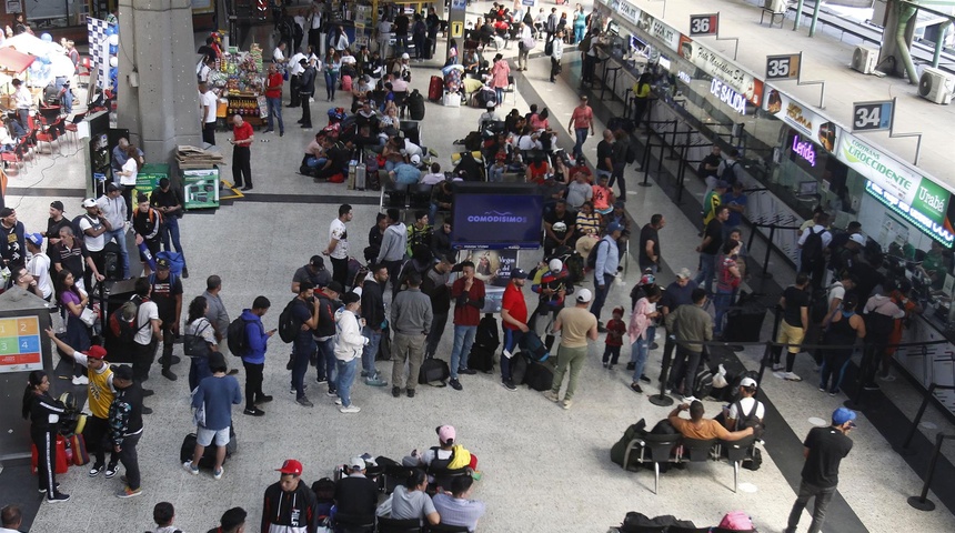 migrantes venezuela terminal medellin colombia