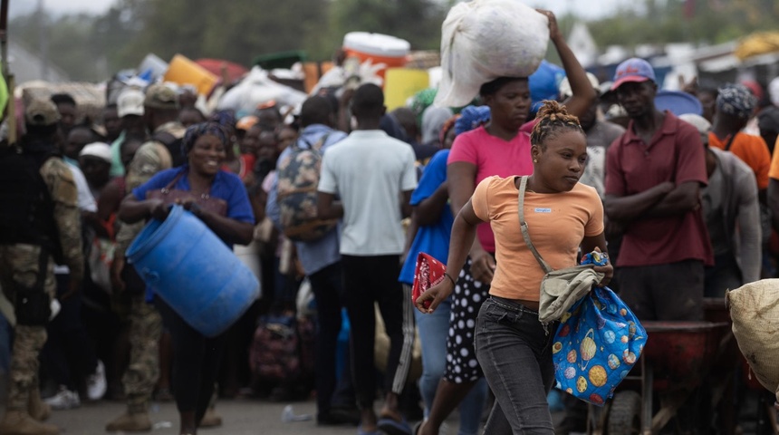 haitianos cruzan frontera para abastecerse alimentos