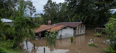 Una casa inundada por el paso de Julia, Bluefields