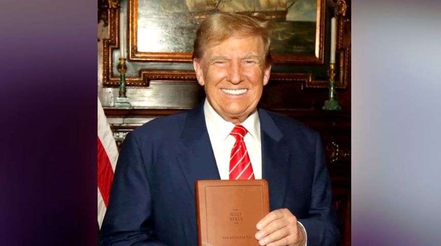 donald trump vende biblias semana santa