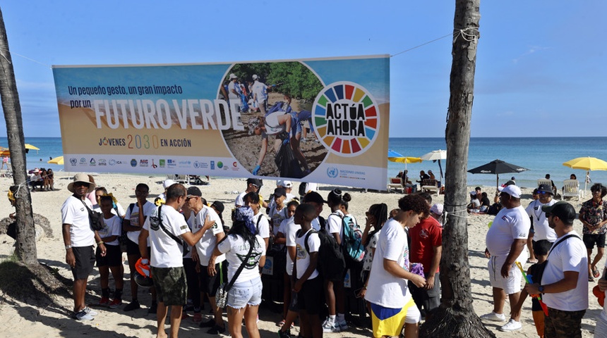 limpieza playa guanabo la habana cuba