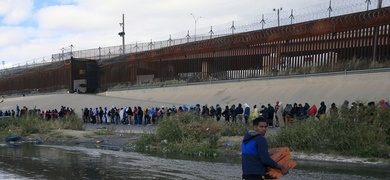 migrantes cruzan rio bravo