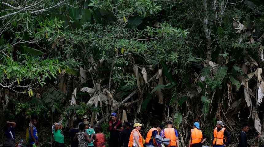 migrantes atraviesan peligrosa selva darien