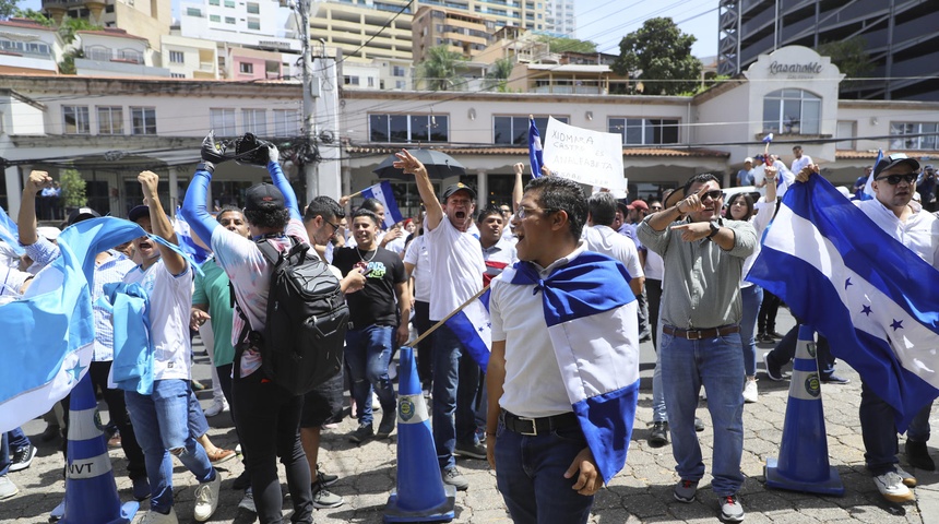 hondurenos contra xiomara castro