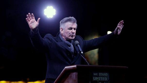 alec baldwin protesta contra trump