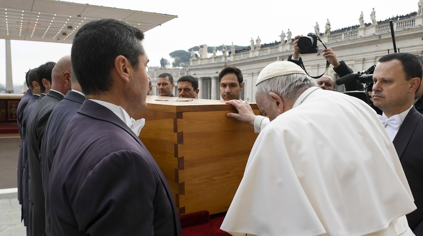 papa francisco ataud  benedicto