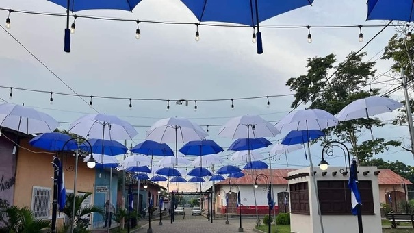 calles rivas decoradas azul blanco