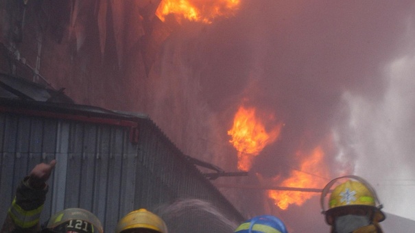 Bomberos mexicanos intentan sofocar incendio bar