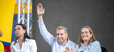 edmundo gonzalez sentado junto a corina machado