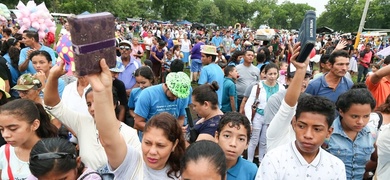 evangélicos celebran Día de la Biblia en Managua