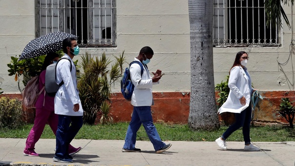 mexico contrata medicos cubanos