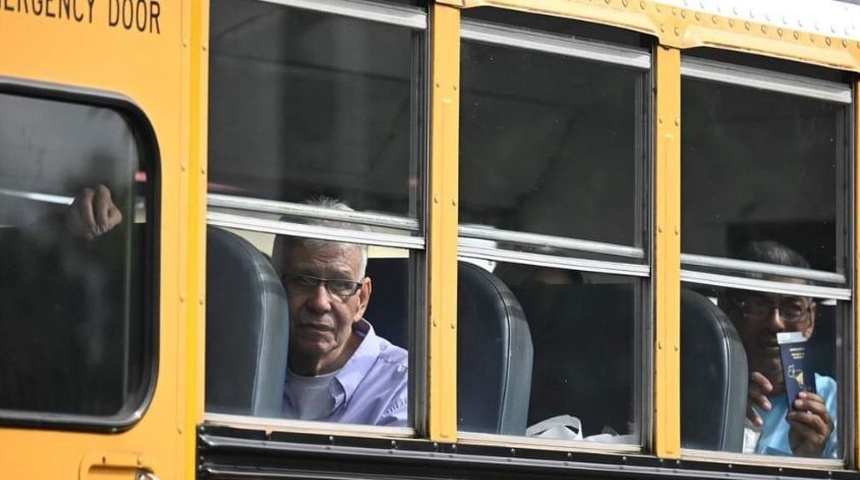 nicaraguenses refugiados en bus amarillo guatemalteco