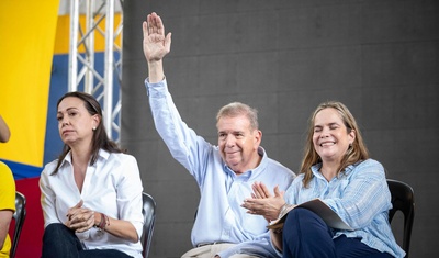 edmundo gonzalez sentado junto a corina machado