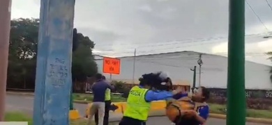 ciudadanos a golpes con policias managua