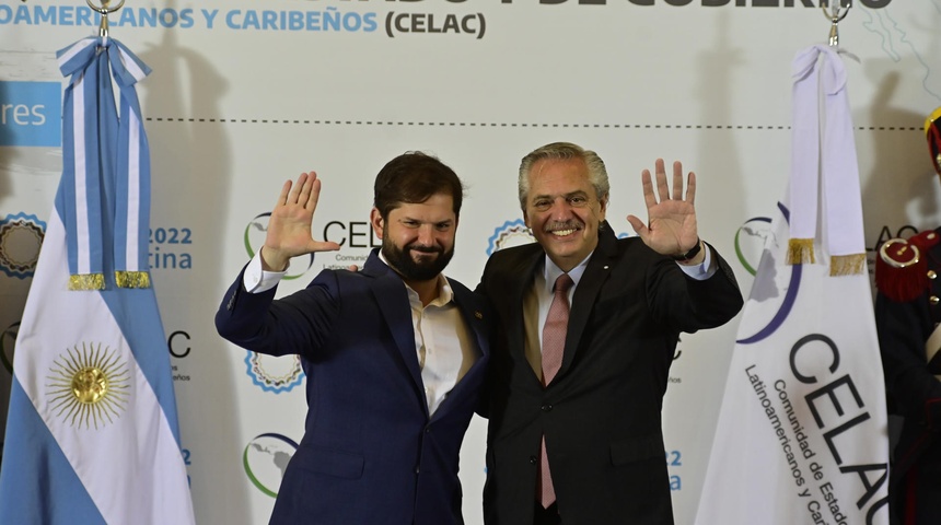 El presidente de Argentina, Alberto Fernandez (d), recibe al presidente de Chile, Gabriel Boric.