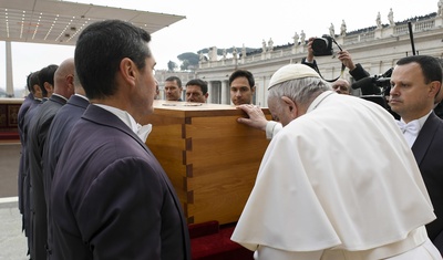 papa francisco ataud  benedicto