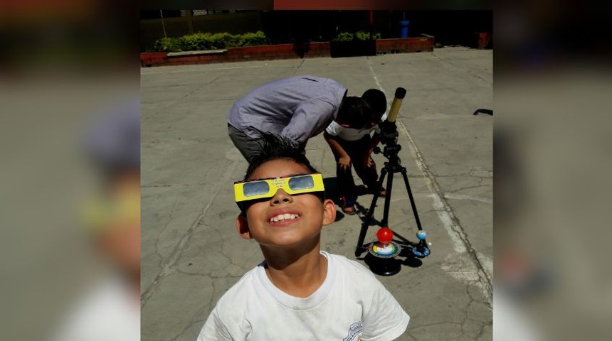 astronomos aficionados de leon se preparan para observar eclipse