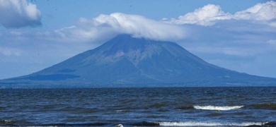 aguas del lago cocibolca frente a la Isla de Ometepe