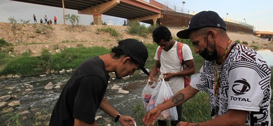 migrantes venezolanos cruzan rio bravo