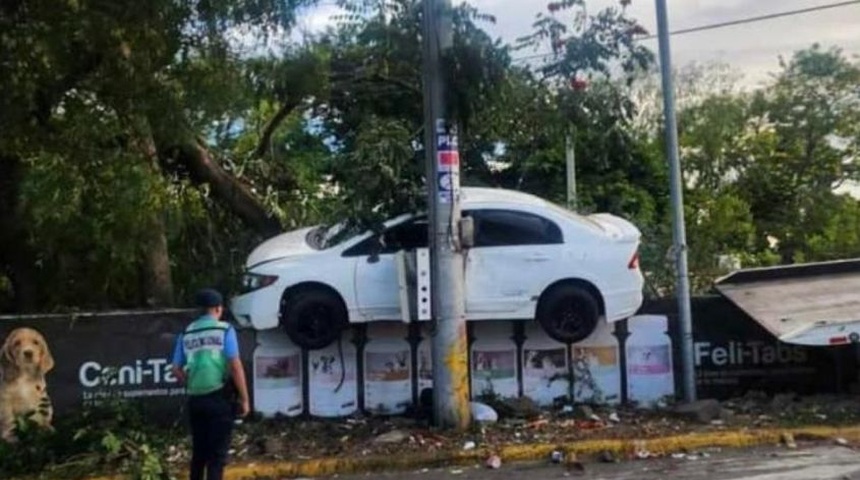 vehiculo sobre muro perimetral managua