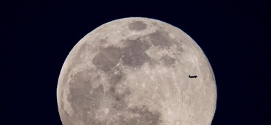 la tierra pone sus ojos luna dia internaiconal