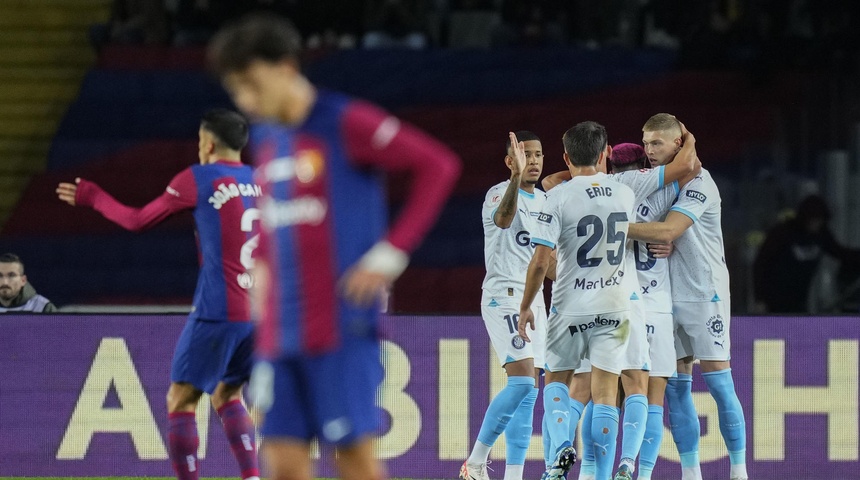 jugadores del girona celebran gol