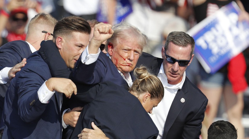 trump puno alto cara ensangrentada