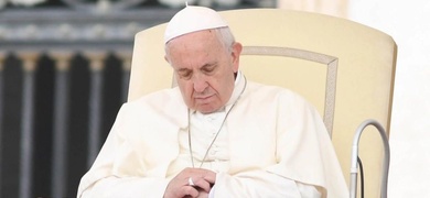 papa francisco viendo reloj