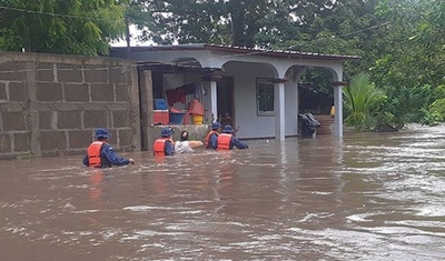 evacuacion familias casas anegadas comunidad tamarindo leon