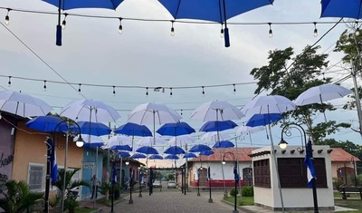 calles rivas decoradas azul blanco