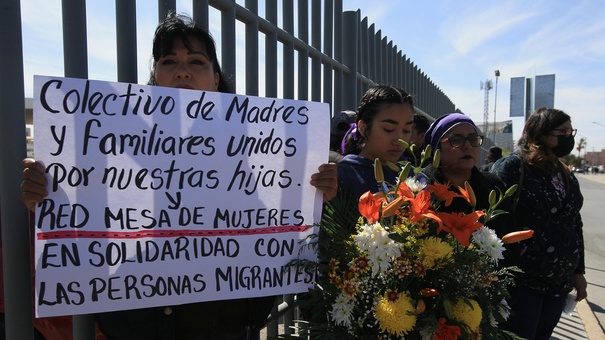 grupo de migrantes y familiares de personas fallecidas por un incendio en un albergue protestan