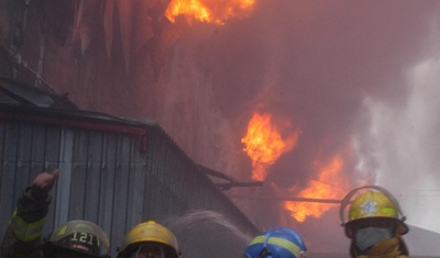 Bomberos mexicanos intentan sofocar incendio bar