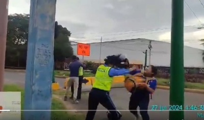 ciudadanos a golpes con policias managua