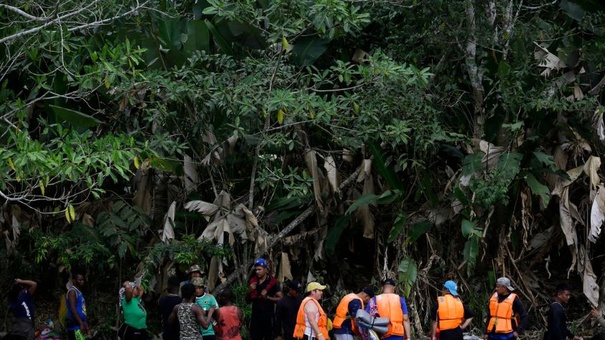 migrantes atraviesan peligrosa selva darien