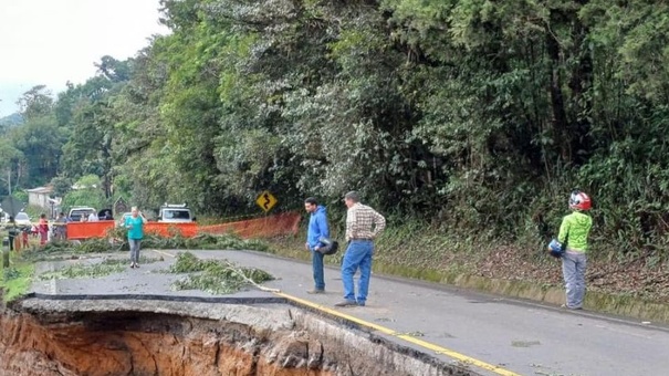 cierran carretera vieja de Matagalpa haciajinotega tras derrumbe