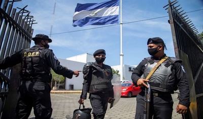 policias allanando diario la prensa porton