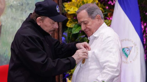 daniel ortega condecoracion carlos argullo