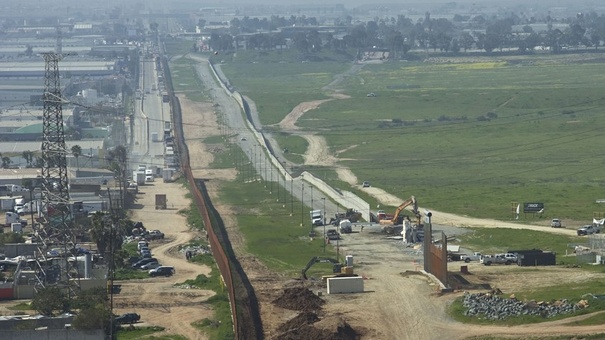 migrantes caidos muro fronterizo san diego california