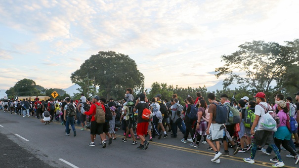 migrantes caminan caravana mexico