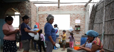 peruanos acuden recibir alimentos