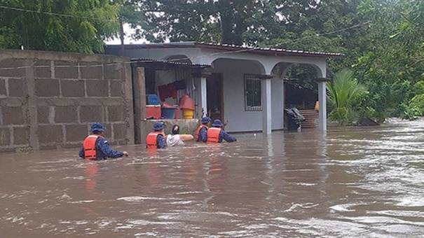 evacuacion familias casas anegadas comunidad tamarindo leon