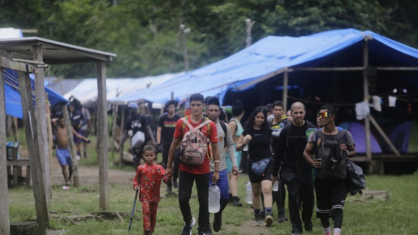 familia migrantes atraviesan campamento selva darien