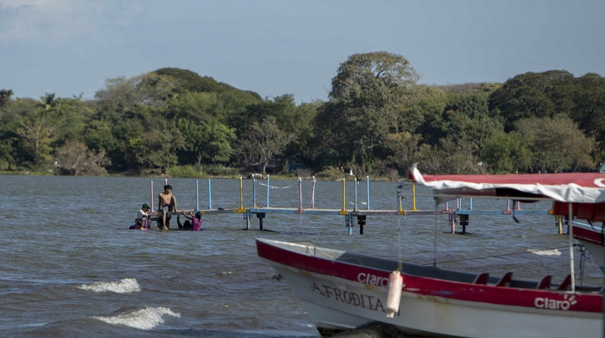 botes en las costas del lago Cocibolca Nicaragua