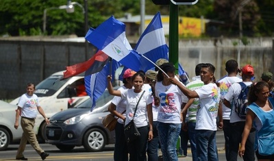 trabajadores del estado con banderas del fsln