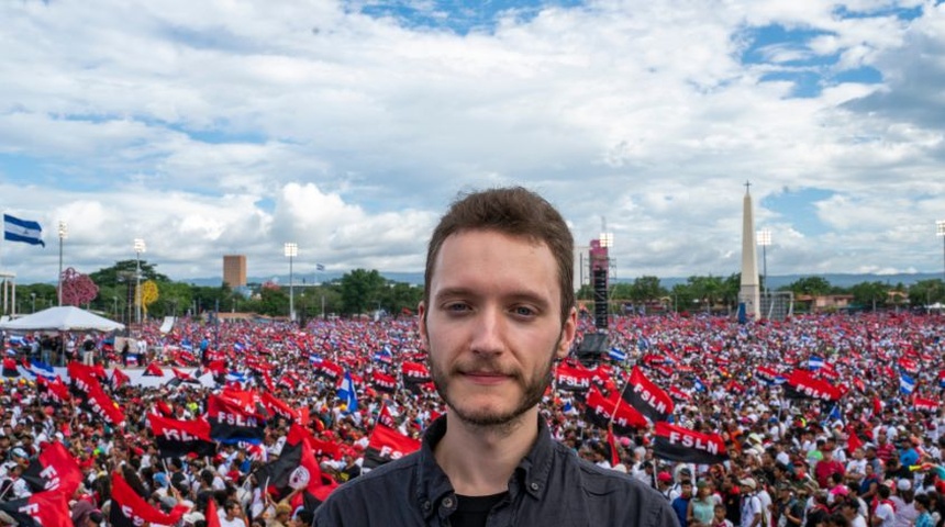 ben norton en la plaza de la revolucion en managua