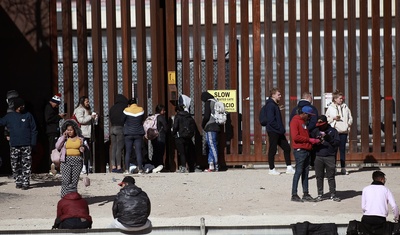 migrantes en muro fronterizo ciudad juarez