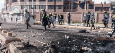 Policías y militares resguardan las inmediaciones del aeropuerto de Juliaca en Perú.